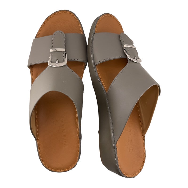 إيت صندل عربي يدوي الصنع للرجال من AET | شبشب رجالي خارجي | شبشب مفتوح من الأمام للاستخدام اليومي | جلد عربي أصلي ناعم مع ابزيم| تصميم عربي جديد| نعل داخلي بني| مريح وخفيف الوزن - Image 2