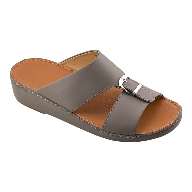 إيت صندل عربي يدوي الصنع للرجال من AET | شبشب رجالي خارجي | شبشب مفتوح من الأمام للاستخدام اليومي | جلد عربي أصلي ناعم مع ابزيم| تصميم عربي جديد| نعل داخلي بني| مريح وخفيف الوزن - Image 1