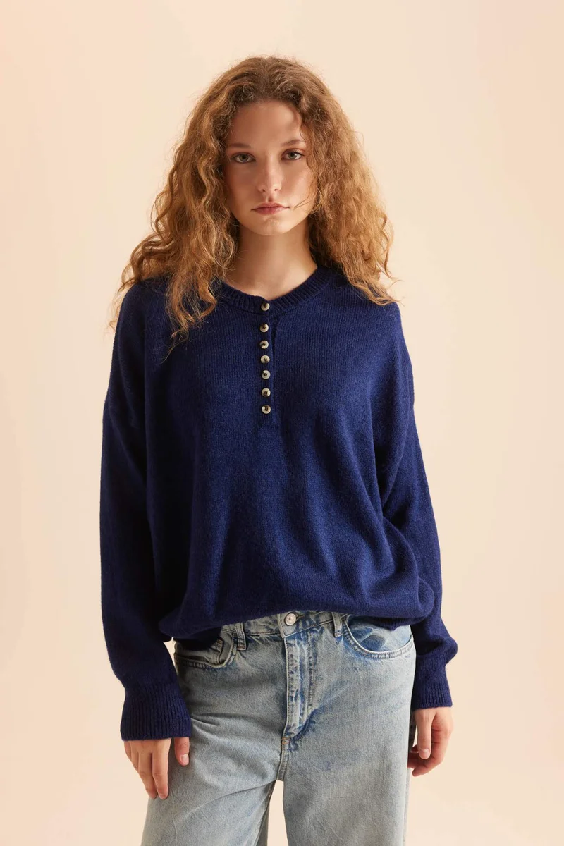 ديفاكتو Relax Fit Button Neck Pullover