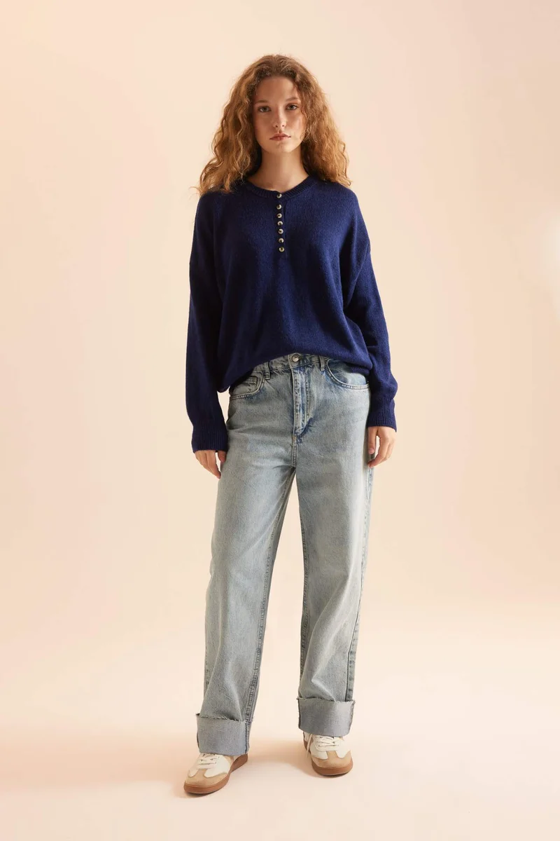 ديفاكتو Relax Fit Button Neck Pullover