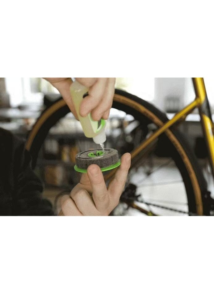 Generic 1 Piece Portable Bicycle Chain Oiler Tool - Easy Maintenance with Rust-Proof Lubricant, Green PP Material, Suitable for All-Weather Use, Bicycle Maintenance Essentials | Green Plastic Oiler | Durable Plastic Oiler  - Image 2