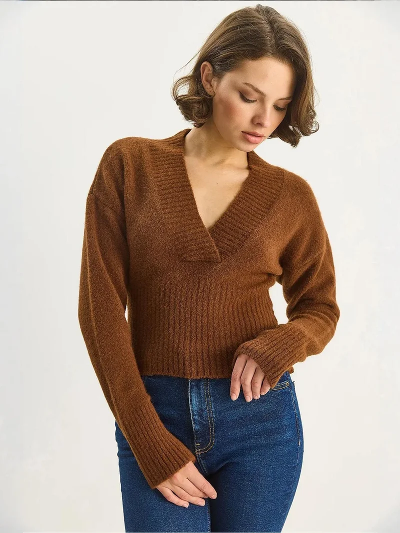 LUCCI Ribbed V-Neck Slim Fit Crop Sweater
