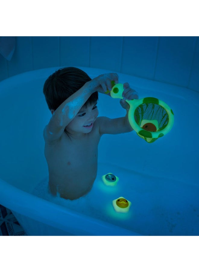 مونشكين Munchkin Catch a Glowing Star™ 12M+ Glow In The Dark Bath Toy with Floating Stars & Net Scoop Game - Image 4