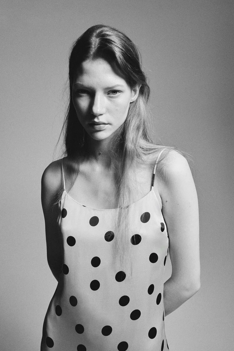 اتش اند ام فستان ساتان بتنورة واسعة