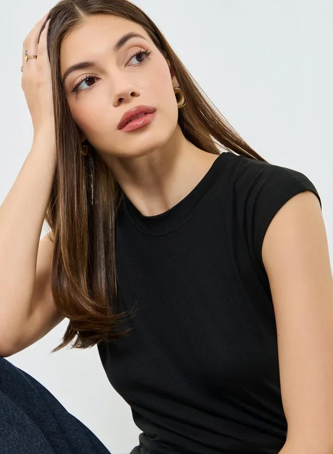 ستايلي تيشيرت سادة بدون أكمام بفتحة جانبية