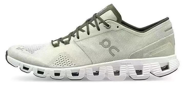 أون حذاء رياضة المرأة