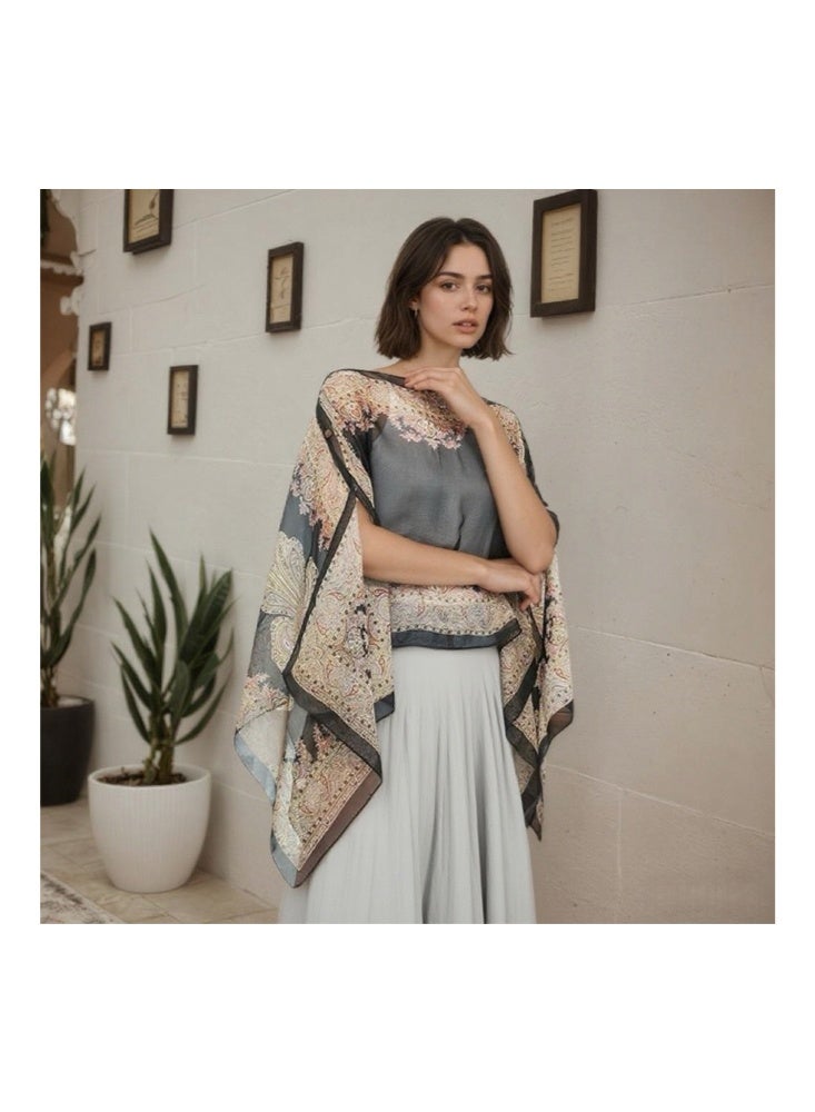 زيمي شال مطبوع عليه نقشة البايسلي باللونين الأسود والبني، مصنوع من قماش شيفون خفيف وجيد التهوية، بتصميم رقبة على شكل حرف V وحاشية غير منتظمة، يجمع بين الحماية من الشمس والأناقة، مساعد جيد للارتداء، 155*100 سم - Image 5