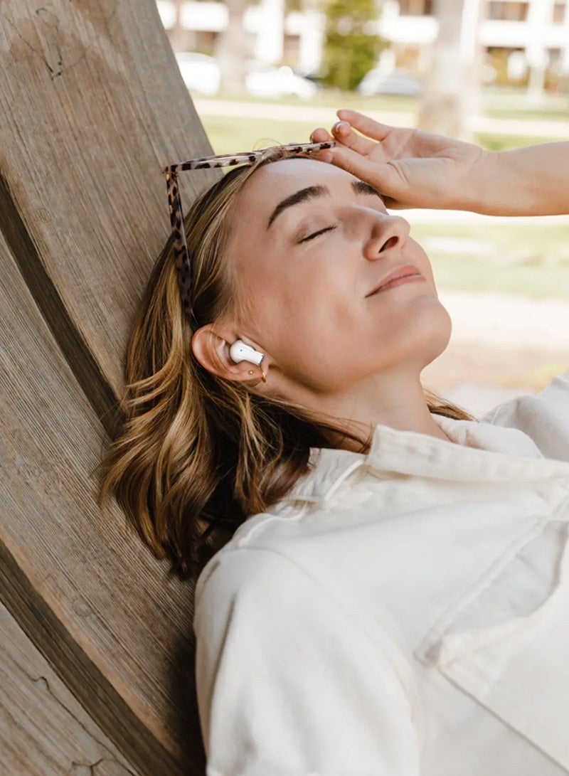 سماعات أذن لاسلكية صغيرة بتقنية بلوتوث 5.4، توفر 3 ساعات من وقت التشغيل، بتصميم شبه داخل الأذن، مع كابل USB إلى Type-C، باللون الأبيض. - Image 4