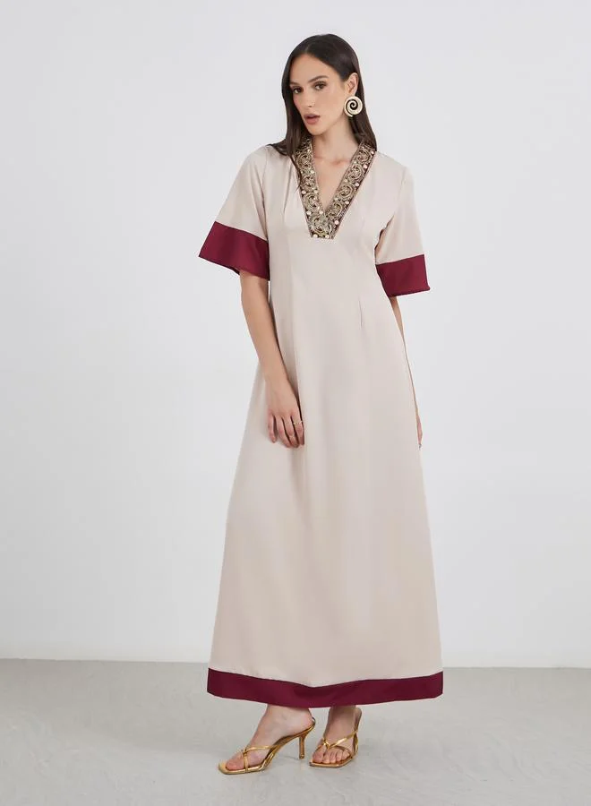 ستايلي فستان طويل بتفاصيل دانتيل مُنمقة