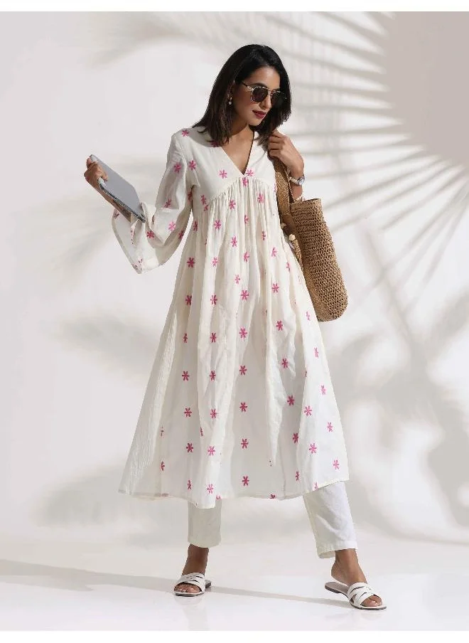 ترو برونز trueBrowns Off-White Cotton Floral Embroidered Flared Kurta Set