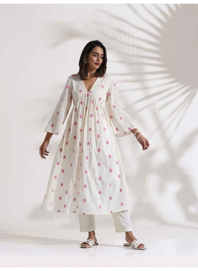 ترو برونز trueBrowns Off-White Cotton Floral Embroidered Flared Kurta Set