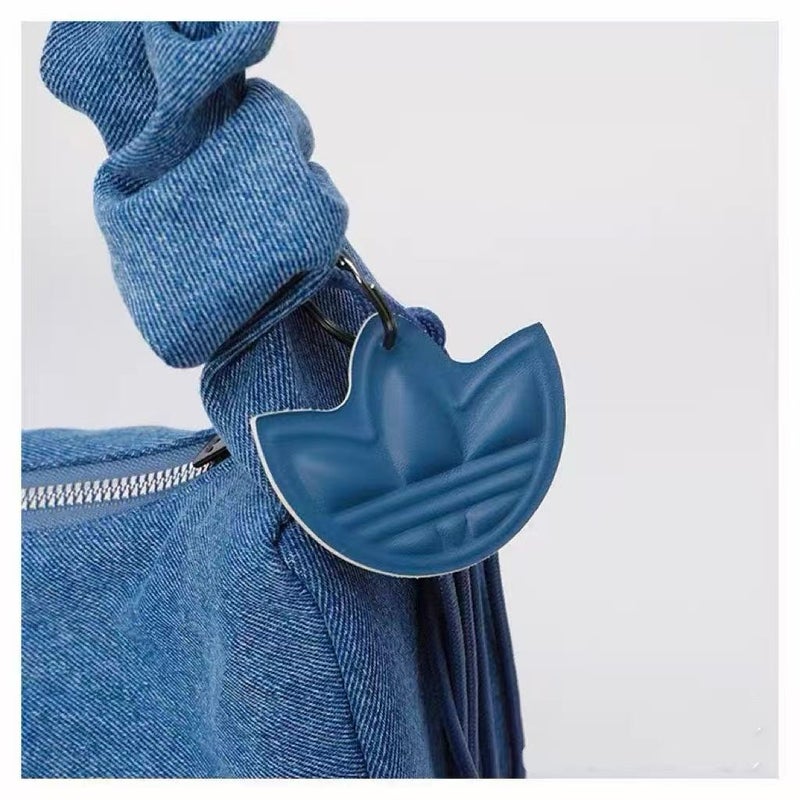 اديداس حقيبة رياضية من أديداس بشعار مطبوع، الحجم: 24*14*34 - Image 4