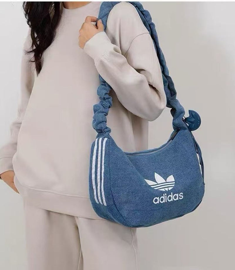 اديداس حقيبة رياضية من أديداس بشعار مطبوع، الحجم: 24*14*34 - Image 1