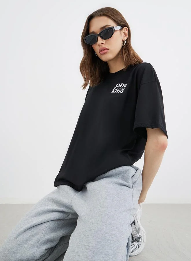 تايك تو تيشيرت كبير بطبعة شعار خذ اثنتين