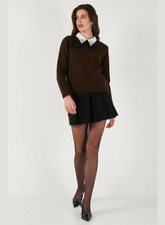 ليلا كنزة نسائية من ليلا بقصة عادية وياقة قميص، ناعمة الملمس مع تفاصيل فيونكة وأحجار الراين