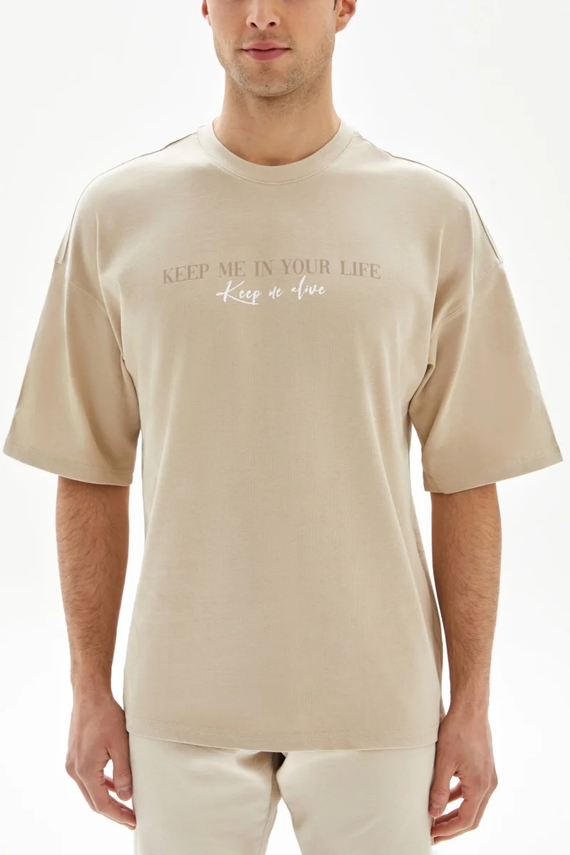 وي كرييت تيشيرت بيج مطبوع "Keep Me Alive" من WECRE8