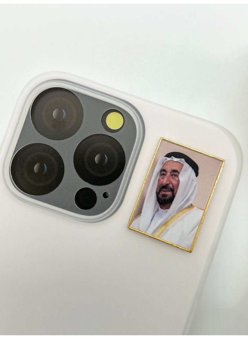 3 قطع من ملصقات معدنية - ملصق الشيخ سلطان و علامة شارع الشارقة و ملصق الصقر - معدن عالي الجودة للهواتف المحمولة وأجهزة الكمبيوتر المحمولة وحقائب الظهر والمزيد - Image 2