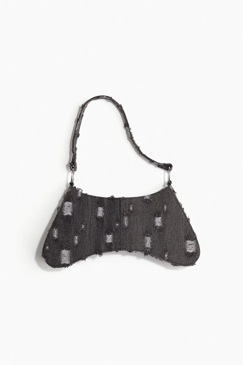 اتش اند ام حقيبة كتف من الدنيم بمظهر باهت