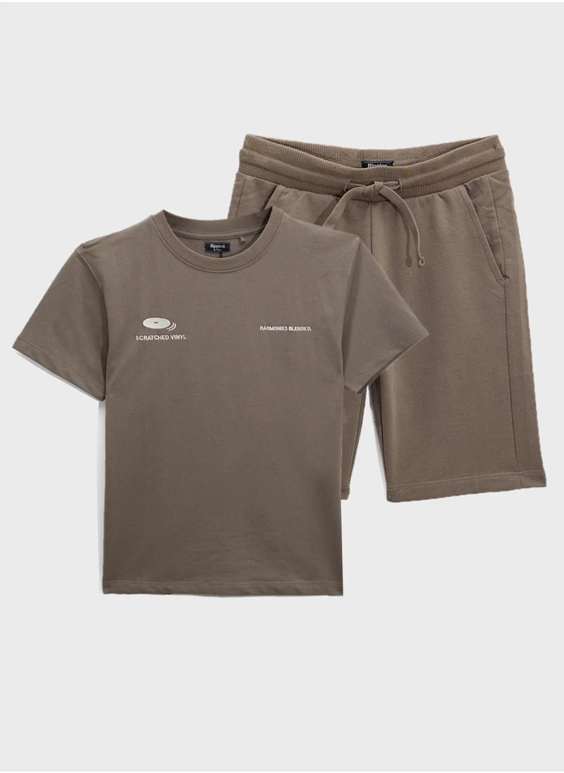 ريبلز مع نمشي Oversized T-Shirt & Shorts Set