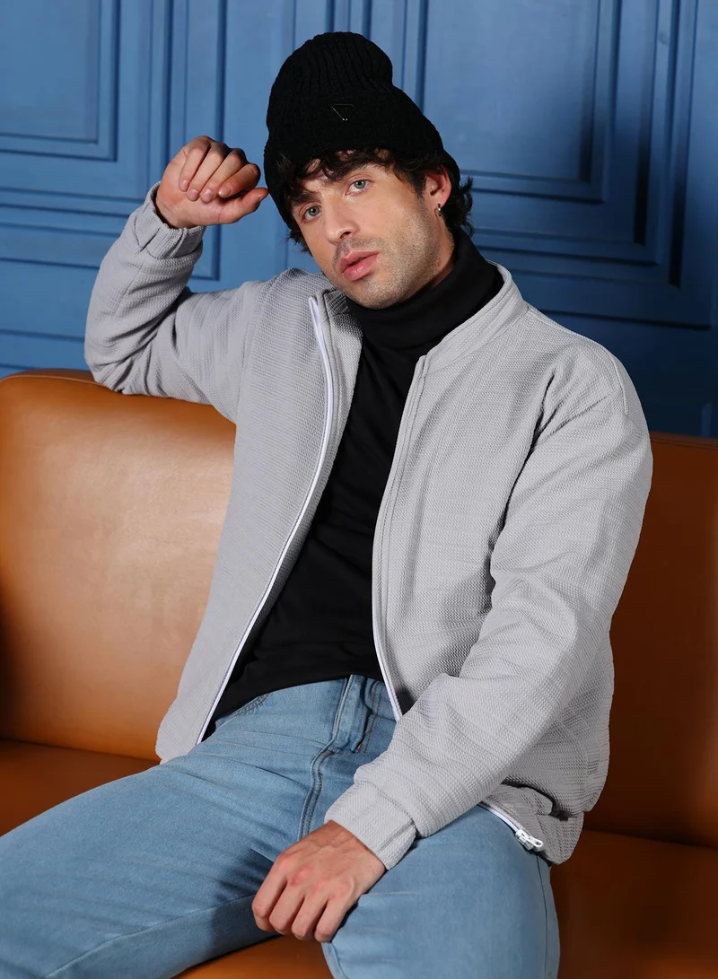 كامبوس سوترا جاكيت بومبر رجالي بنقش شيفرون وياقة دائرية وأكمام طويلة مرنة وحافة مستقيمة بسحاب وقماش منسوج صلب وناعم للملابس الكاجوال واليومية بلون رمادي غائم