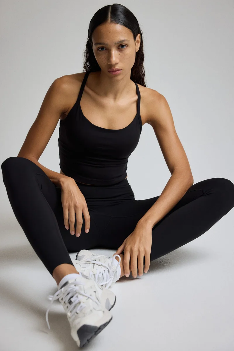 اتش اند ام بنطلون رياضي بتفاصيل جيوب من نسيج سوفت موف