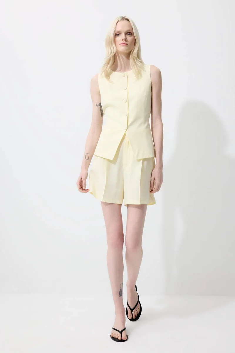 ديفاكتو High Waist Linen Shorts