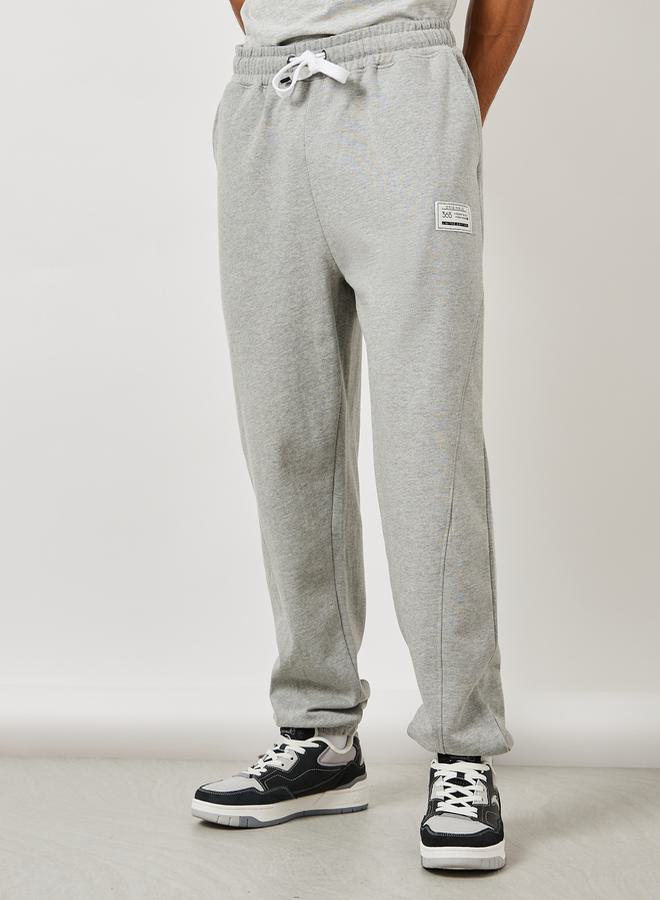 ستايلي بنطلون جوجر فليس بخصر برباط وتفاصيل مطرزة - Image 2