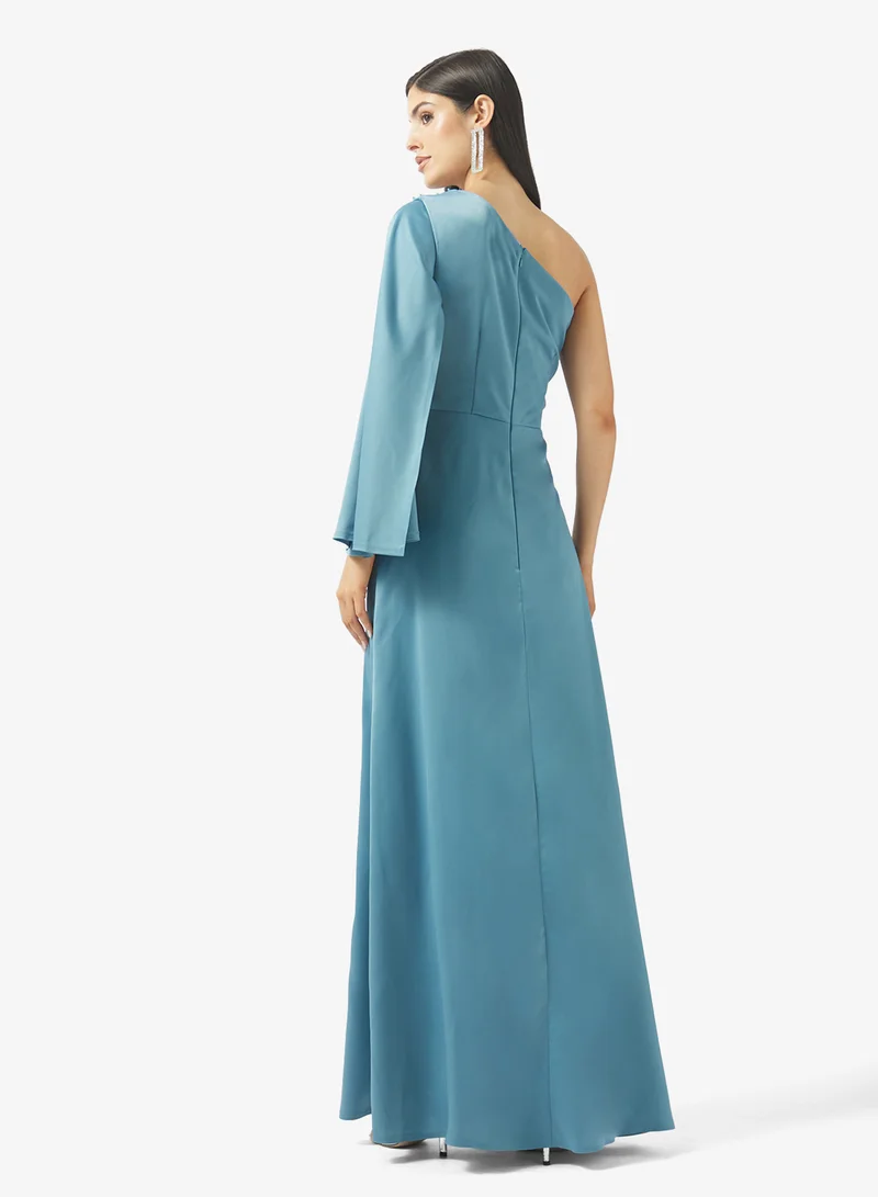 نمشي x فستان ضيق بكتف واحد لامع