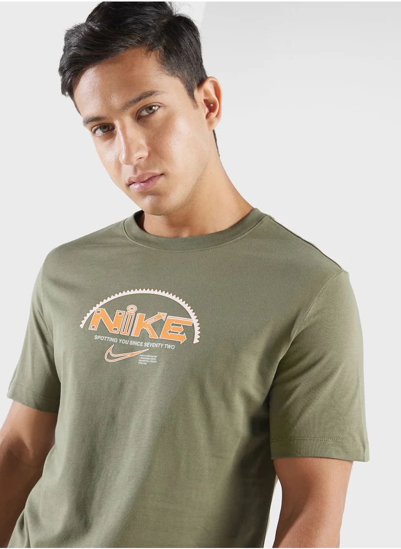 Nike Logo Gu Type Sp24 T-Shirt
