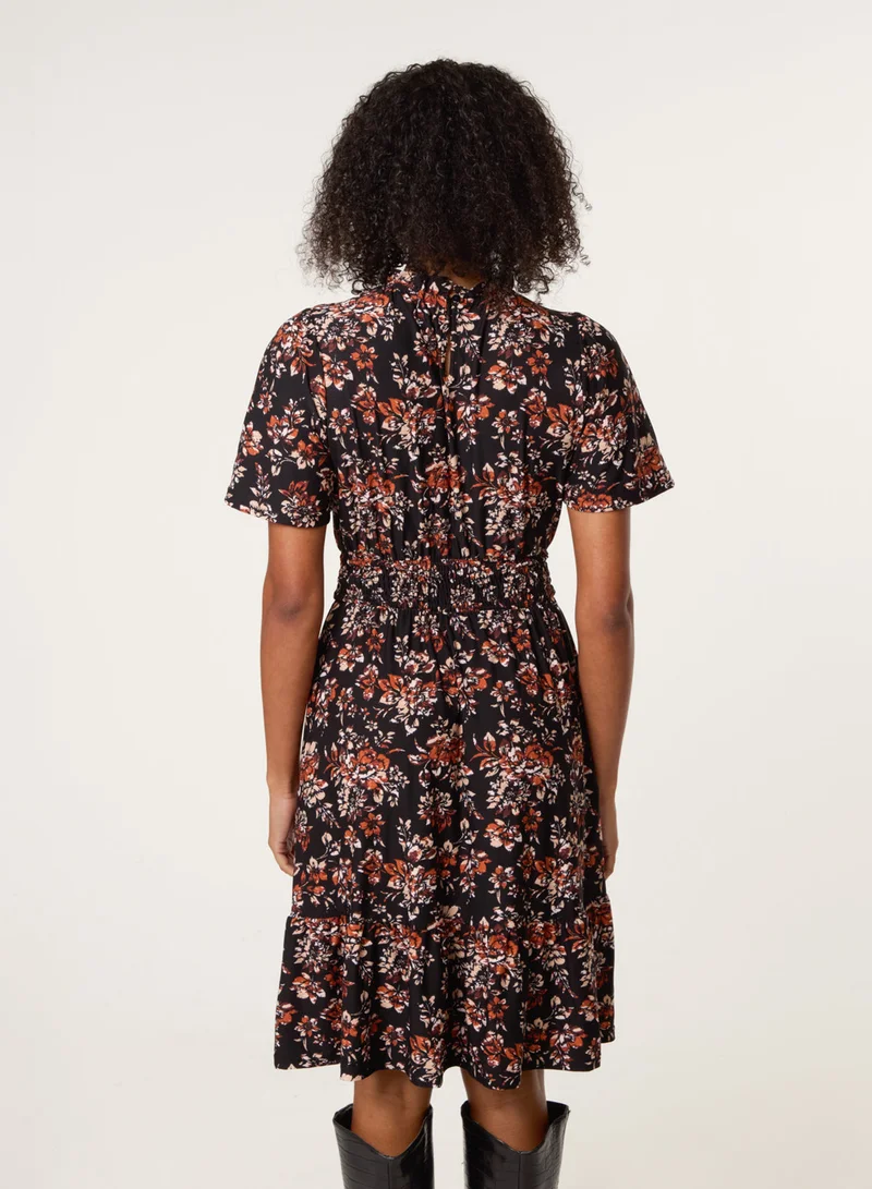 بلو فانيلا فستان قصير بياقة مكشكشة وخصر مطاطي