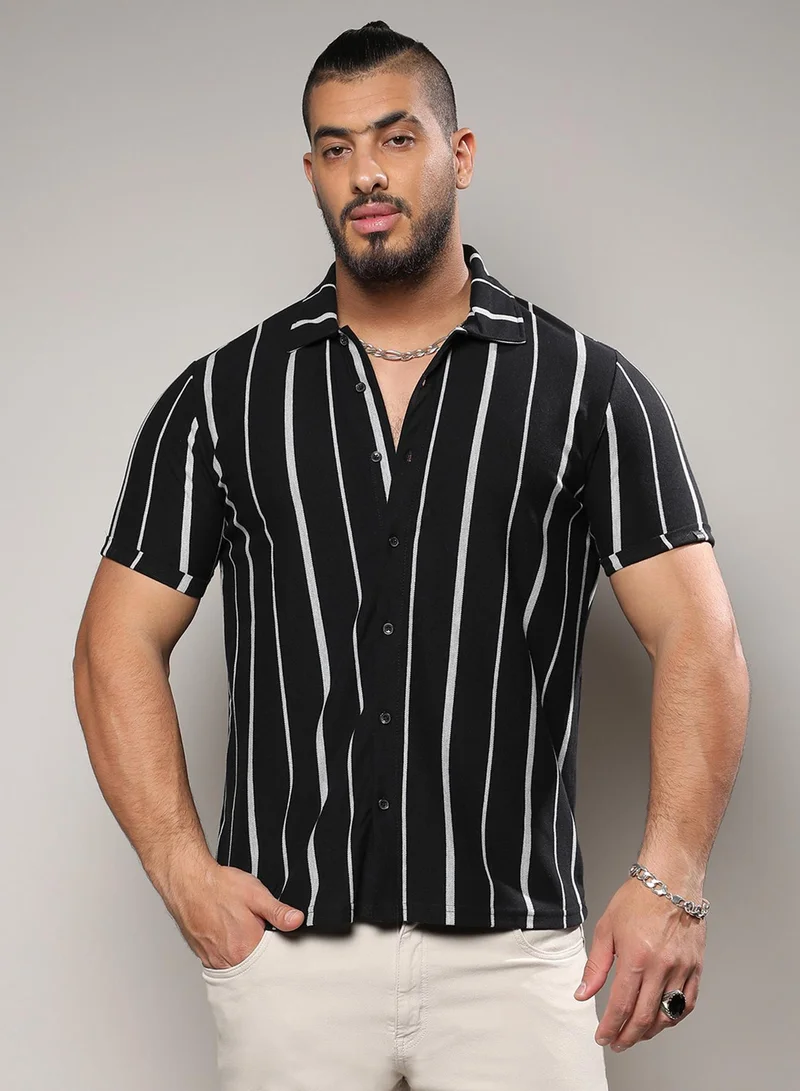 انستافاب بلس قميص رجالي مخطط بقلم أسود وأبيض من إنستافاب بلس للاستخدام الكاجوال بياقة واسعة وأكمام قصيرة وإغلاق بأزرار وتصميم مريح للارتداء اليومي