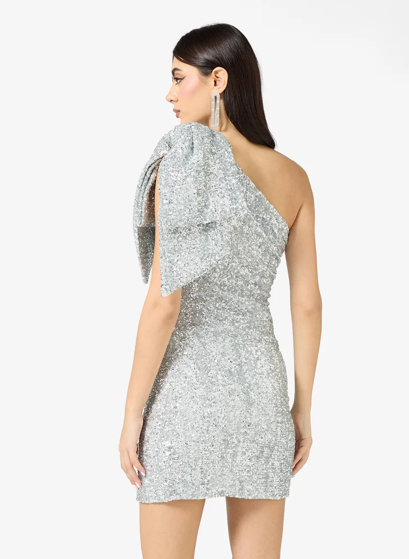 كولكتيف ذي لايبل فستان قصير بكتف واحد وتفاصيل ترتر