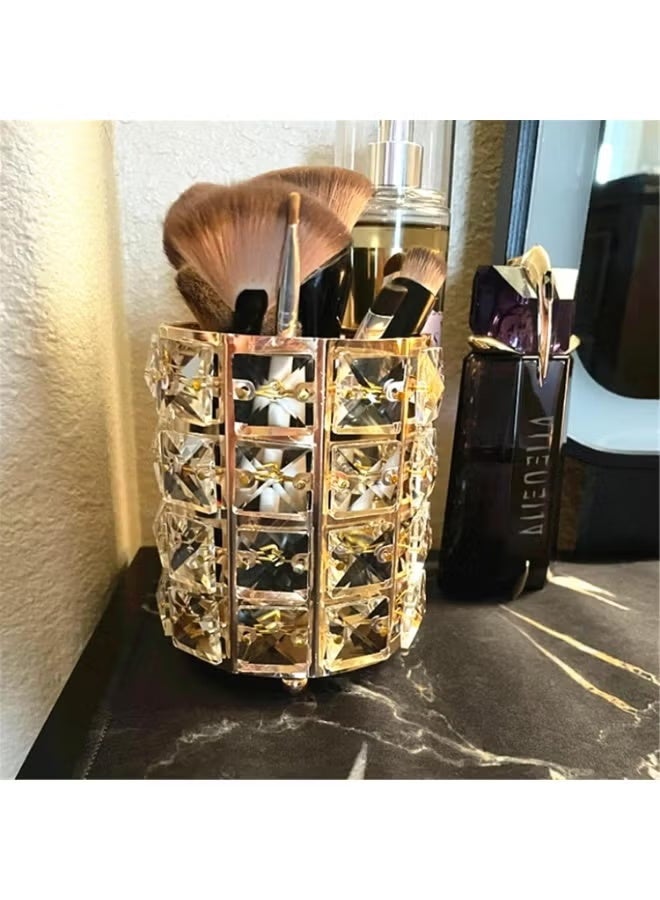 حامل فرش مكياج كريستال ذهبي فخم – منظم مكتبي وديكوري للفرش، الأقلام والأدوات الصغيرة – تصميم زجاجي هندسي عصري متين للحمام، التسريحة والمكتب – قطعة أنيقة توفر تنظيم مثالي وتوفير للمساحة (1 قطعة) - Image 3