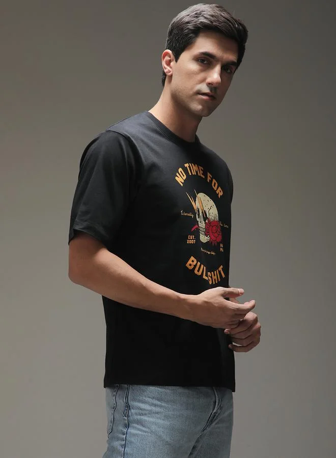 ديفيرينس أوف أوبينيون تيشيرت مطبع بأكمام قصيرة وقصة واسعة للرجال