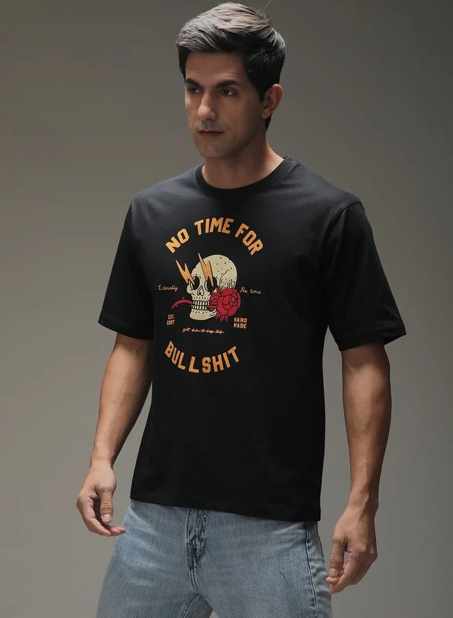 ديفيرينس أوف أوبينيون تيشيرت مطبع بأكمام قصيرة وقصة واسعة للرجال