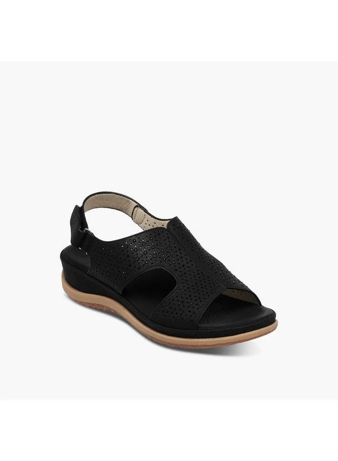 لو كونفورت صنادل نسائية بحزام بتفاصيل مقصوصة بالليزر وإغلاق بشريط لاصق