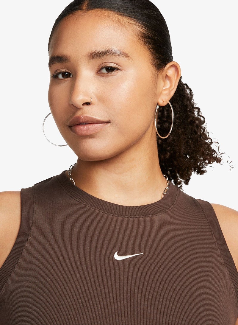 نايكي بلوزة أساسية قصيرة بدون أكمام ومضلعة من تشكيلة نايكي سبورتس وير - Image 3