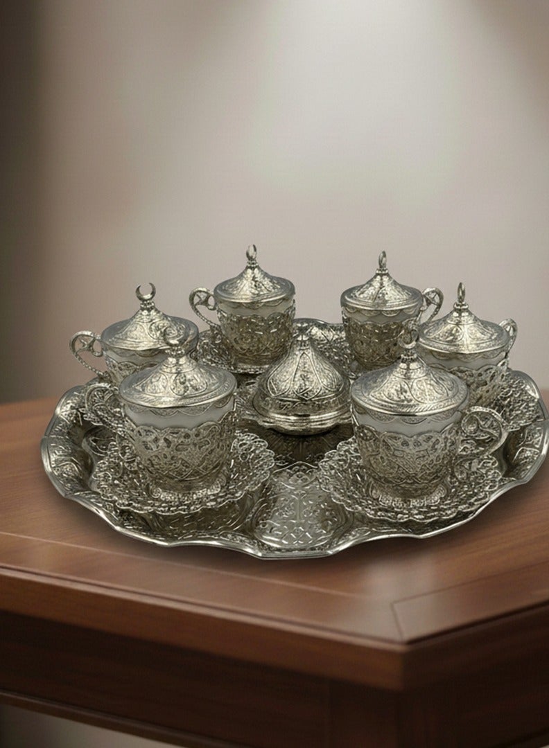 أكار طقم قهوة تركية فاخر لـ 6 أشخاص بالتراث العثماني الأنيق مع صحون، حوامل، أغطية فناجين، صينية وطبق مغطى للحلويات – باللون الفضي الساحر – صناعة تركية - Image 1
