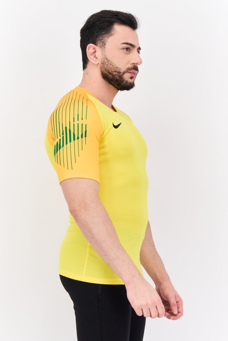 Nike ملابس رياضية للرجال بأكمام قصيرة مناسبة، خارجية، صفراء - Image 2