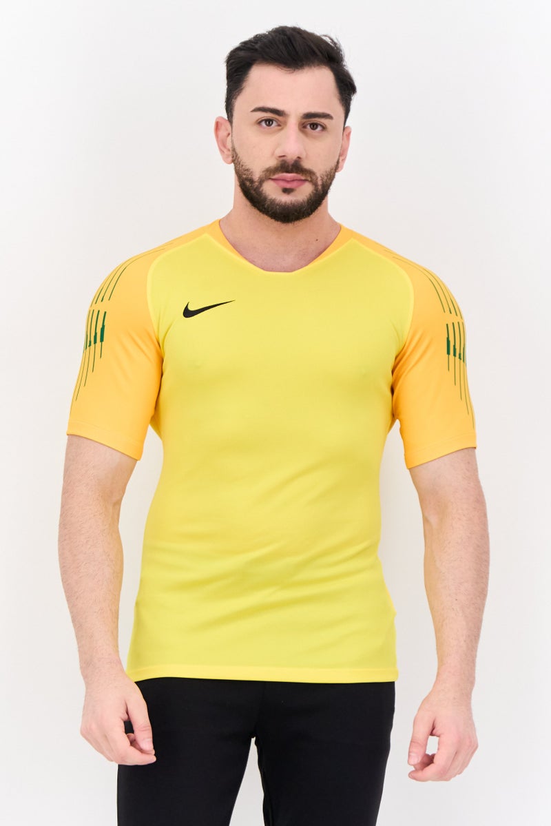 Nike ملابس رياضية للرجال بأكمام قصيرة مناسبة، خارجية، صفراء - Image 1