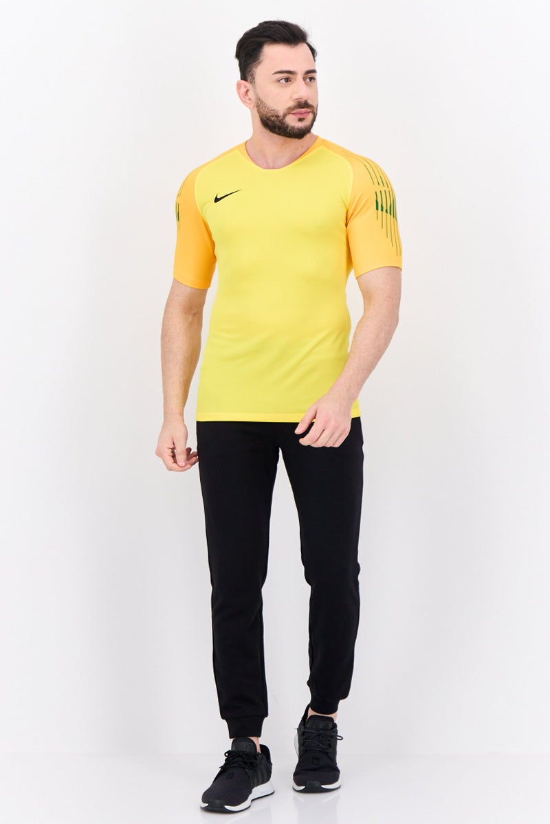 Nike ملابس رياضية للرجال بأكمام قصيرة مناسبة، خارجية، صفراء - Image 4