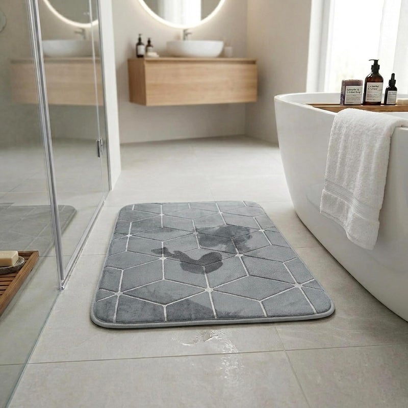 كويزين أرت سجادة حمام من Cuisine Art: فائقة الامتصاص ومصنوعة من رغوة الذاكرة (Memory Foam) – مقاس 40×60 سم، بلون رمادي مخملي، مع بطانة خلفية مانعة للانزلاق – سريعة الجفاف، بتصميم هندسي بارز (منقوش) – سجادة أرضية ناعمة وزخرفية للاستحمام وحوض الاستحمام. - Image 2