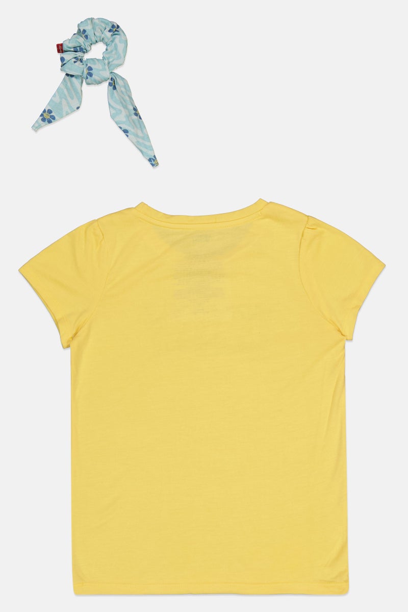 Levi's تي شيرت قصير الأكمام للبنات بشعار العلامة التجارية مع رباط شعر، أصفر - Image 2