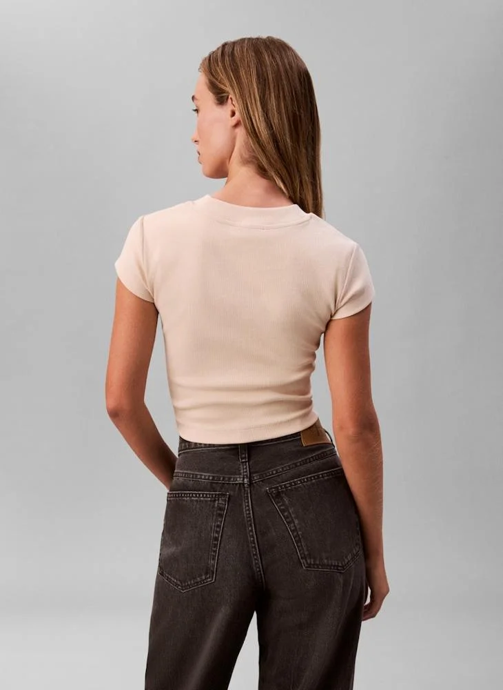 كالفن كلاين جينز تيشيرت قصير بياقة مستديرة برسومات