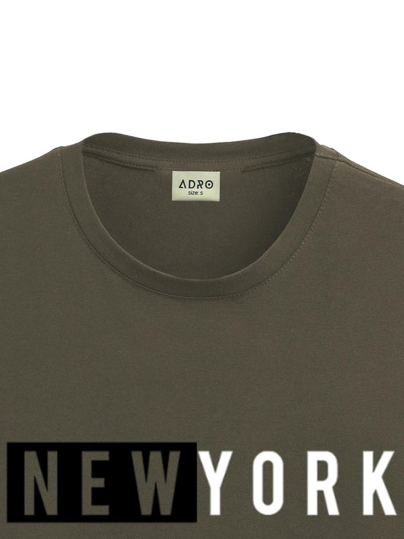 adro تي شيرت ADRO للرجال باللون الأخضر الزيتوني مع تصميم جرافيك نيويورك - Image 2