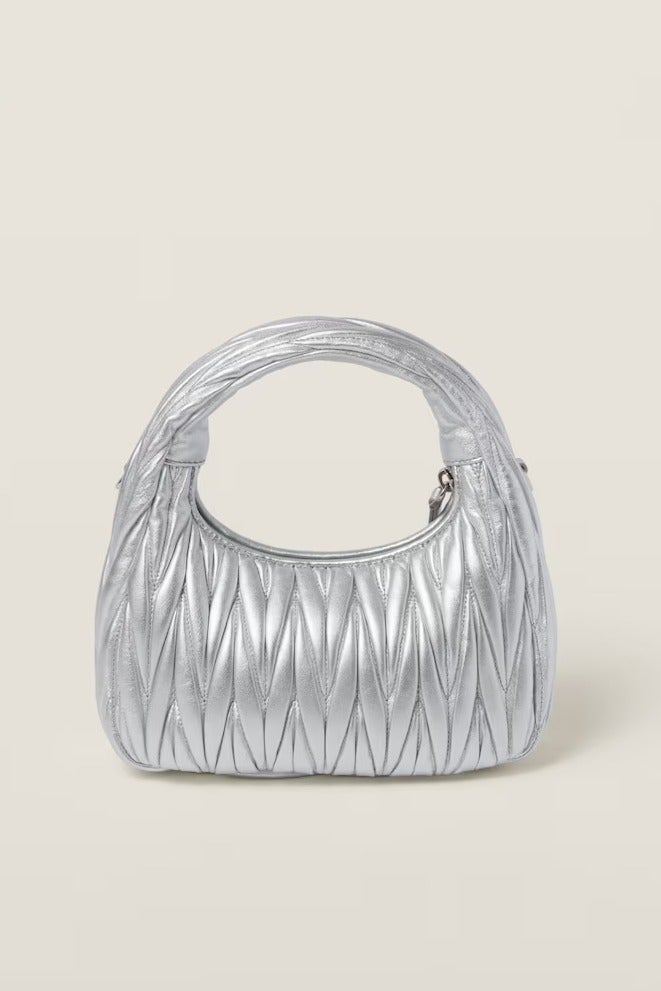 مياو مياو حقيبة كتف MIU Wander من جلد النابا مع حزام كروس بودي وإغلاق بسحاب - Image 3