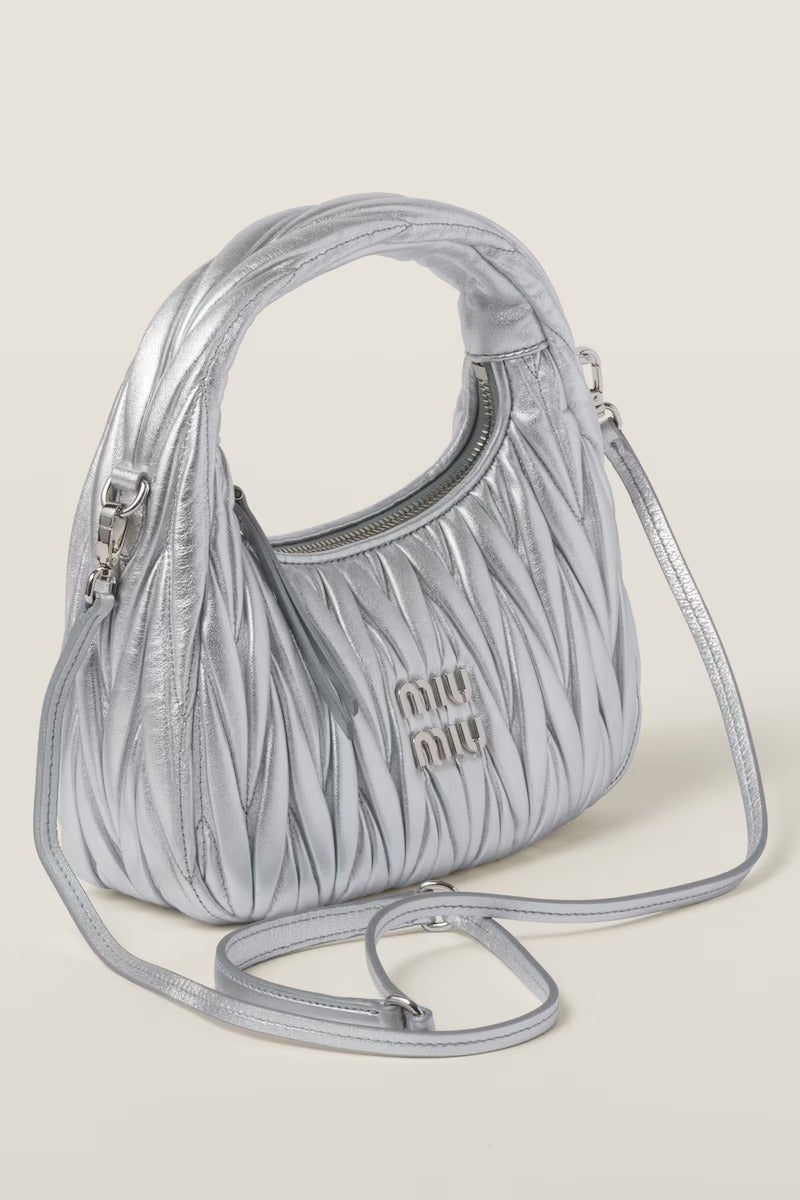 مياو مياو حقيبة كتف MIU Wander من جلد النابا مع حزام كروس بودي وإغلاق بسحاب - Image 2