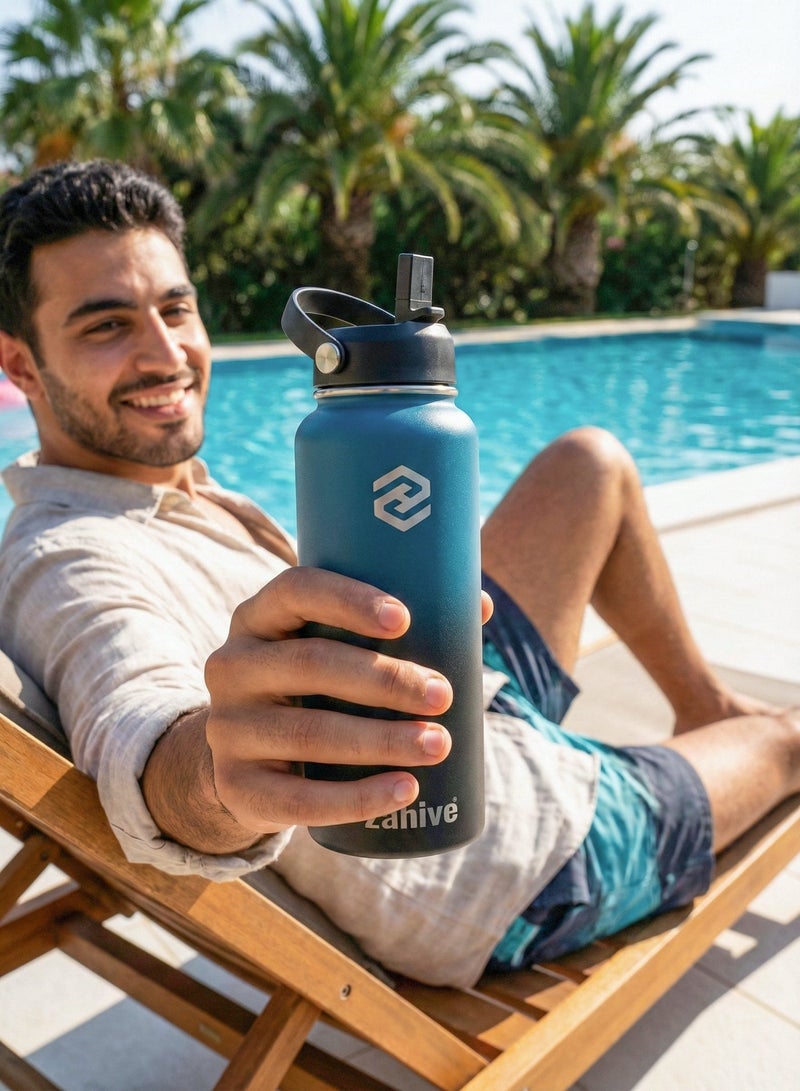 زاهايف زجاجة مياه ستانلس ستيل 1 لتر مع 3 أغطية وحقيبة - زجاجه مياه رياضيه ذات جدار مزدوج 1000 مل - مطارة ماء حافظه للحرارة - زمزميه ماء حافظة للبرودة - قارورة ماء ستيل للماء البارد و الساخن من زاهايف - أسود وأزرق - Image 2