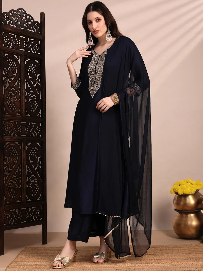 جلو باص طقم كورتا نسائي أزرق بياقة على شكل حرف  مطرز بالترتر والزاري مع بنطلون ودوباتا للمناسبات