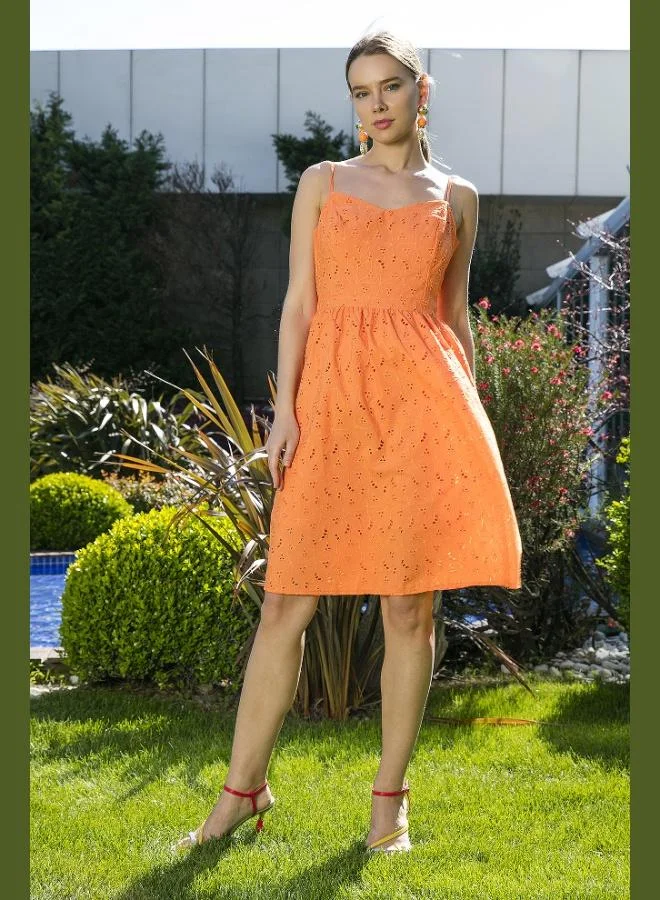 ليلا فستان ميدي قطن مزين بتطريز بياقة على شكل قلب للنساء